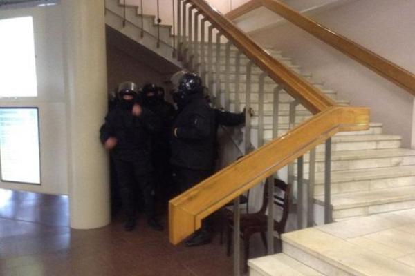 В Днепре общественные активисты пытаются взять штурмом мэрию