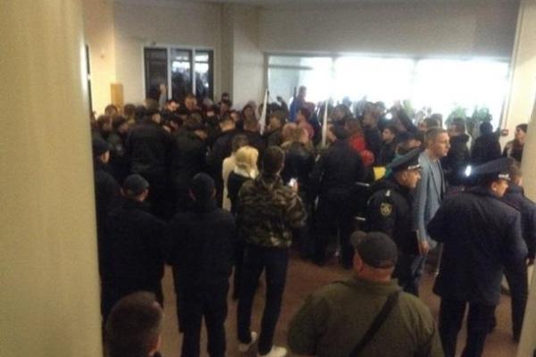 В Днепре общественные активисты пытаются взять штурмом мэрию