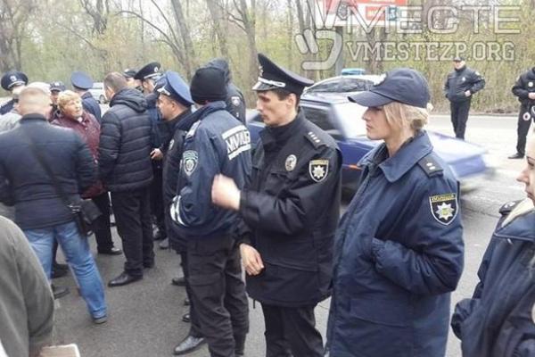 В Запорожской области местные жители перекрыли трассу Харьков-Симферополь В Запорожской области местные жители перекрыли трассу Харьков-Симферополь