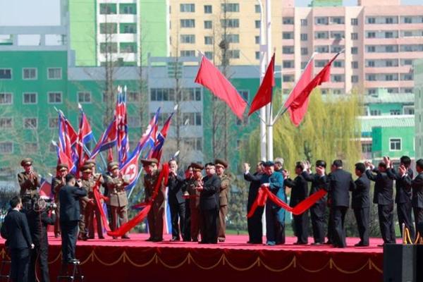 В столице Северной Кореи ко Дню Солнца открыли новый жилой комплекс В столице Северной Кореи ко Дню Солнца открыли новый жилой комплекс