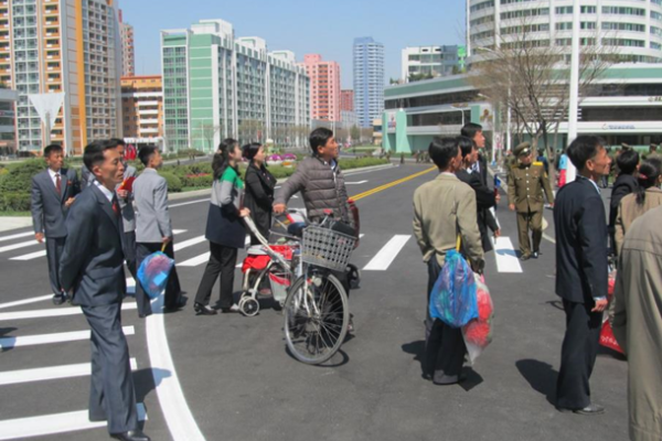 В столице Северной Кореи ко Дню Солнца открыли новый жилой комплекс В столице Северной Кореи ко Дню Солнца открыли новый жилой комплекс