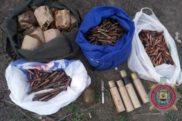 В Мариуполе мужчина обнаружил бесхозный пакет с боеприпасами