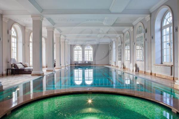 В СМИ появились снимки особняка, в котором живет сбежавший украинский олигарх Курченко