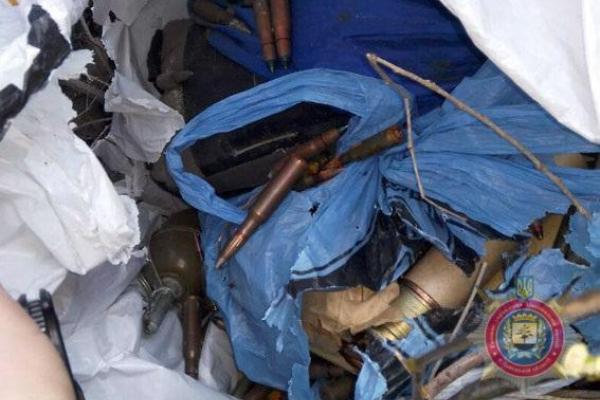 В Мариуполе мужчина обнаружил бесхозный пакет с боеприпасами