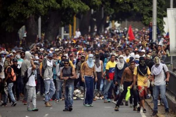 Протесты в Венесуэле: во время масштабной акции убит подросток