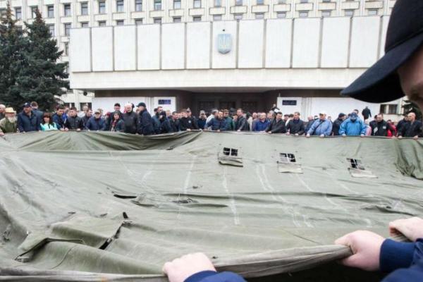 В столице водители маршрутных такси блокируют здание Киевской обладминистрации В столице водители маршрутных такси блокируют здание Киевской обладминистрации