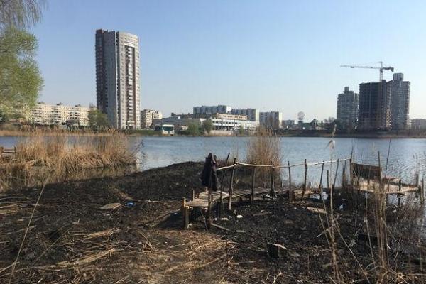 В Киеве во время пикника у озера были зарезаны мужчина и женщина: полиция подозревает мужа погибшей В Киеве во время пикника у озера были зарезаны мужчина и женщина: полиция подозревает мужа погибшей