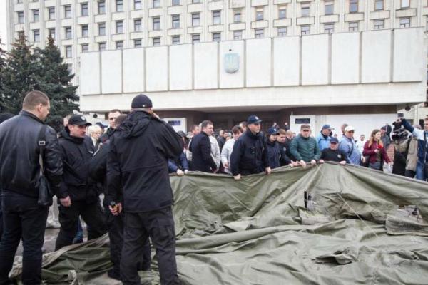В столице водители маршрутных такси блокируют здание Киевской обладминистрации В столице водители маршрутных такси блокируют здание Киевской обладминистрации