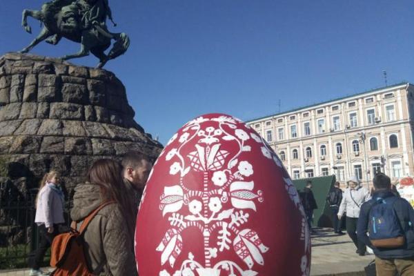 В Киеве на Софийской площади стартовал Всеукраинский фестиваль писанок В Киеве на Софийской площади стартовал Всеукраинский фестиваль писанок