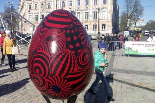 В Киеве на Софийской площади стартовал Всеукраинский фестиваль писанок В Киеве на Софийской площади стартовал Всеукраинский фестиваль писанок