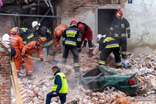 Обрушение жилого дома в Польше: в Сети появились фото и видео с места трагедии