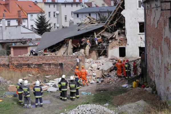Обрушение жилого дома в Польше: в Сети появились фото и видео с места трагедии