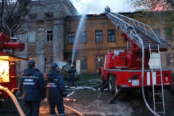 В Киеве спасатели боролись с огнем на складе одного из столичных заводов В Киеве спасатели боролись с огнем на складе одного из столичных заводов