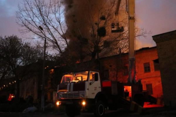 В Киеве спасатели боролись с огнем на складе одного из столичных заводов В Киеве спасатели боролись с огнем на складе одного из столичных заводов
