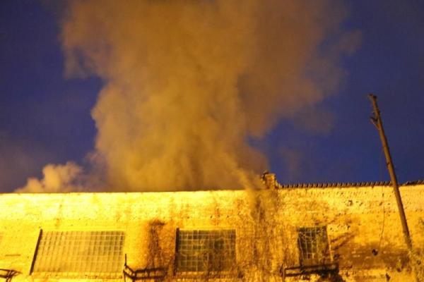 В Киеве спасатели боролись с огнем на складе одного из столичных заводов В Киеве спасатели боролись с огнем на складе одного из столичных заводов