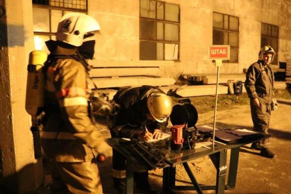 В Киеве спасатели боролись с огнем на складе одного из столичных заводов В Киеве спасатели боролись с огнем на складе одного из столичных заводов