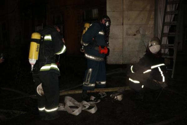 В Киеве спасатели боролись с огнем на складе одного из столичных заводов В Киеве спасатели боролись с огнем на складе одного из столичных заводов