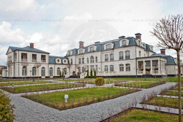 В СМИ появились снимки особняка, в котором живет сбежавший украинский олигарх Курченко