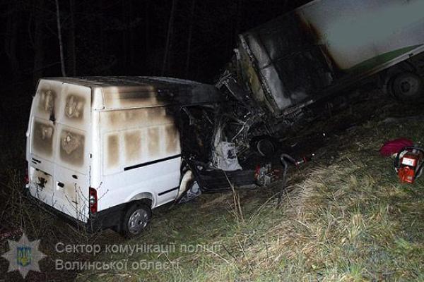 На Волыни при столкновении с грузовиком погиб водитель микроавтобуса и его сын-подросток На Волыни при столкновении с грузовиком погиб водитель микроавтобуса и его сын-подросток