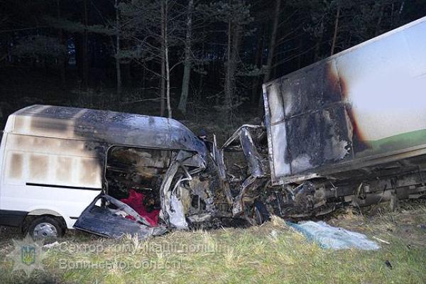 На Волыни при столкновении с грузовиком погиб водитель микроавтобуса и его сын-подросток На Волыни при столкновении с грузовиком погиб водитель микроавтобуса и его сын-подросток