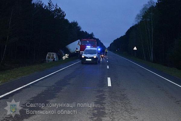 На Волыни при столкновении с грузовиком погиб водитель микроавтобуса и его сын-подросток На Волыни при столкновении с грузовиком погиб водитель микроавтобуса и его сын-подросток