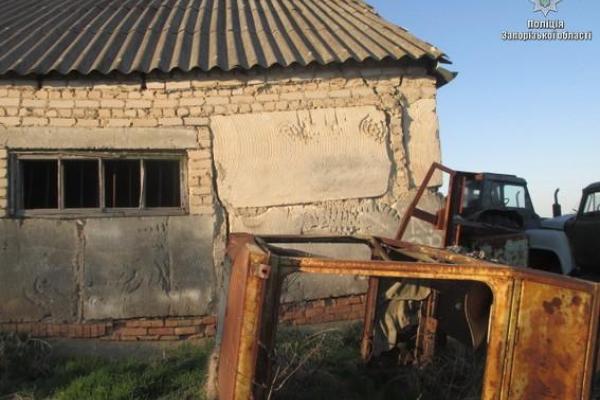 В Запорожской области задержан фермер, который держал на цепи супружескую пару В Запорожской области задержан фермер, который держал на цепи супружескую пару