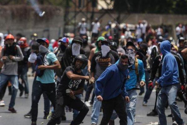 Протесты в Венесуэле: во время масштабной акции убит подросток