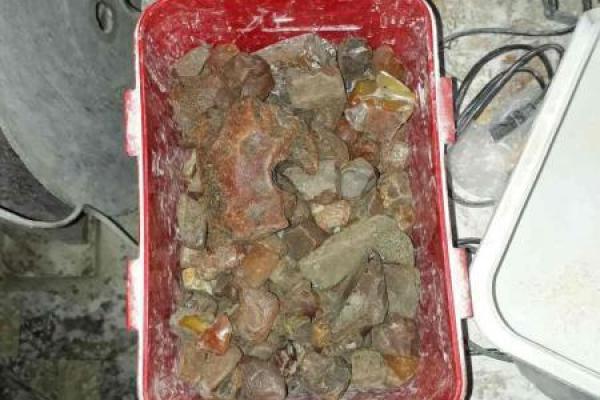 В Луцке во время обысков полиция изъяла около 400 кг янтаря и станки для его обработки В Луцке во время обысков полиция изъяла около 400 кг янтаря и станки для его обработки