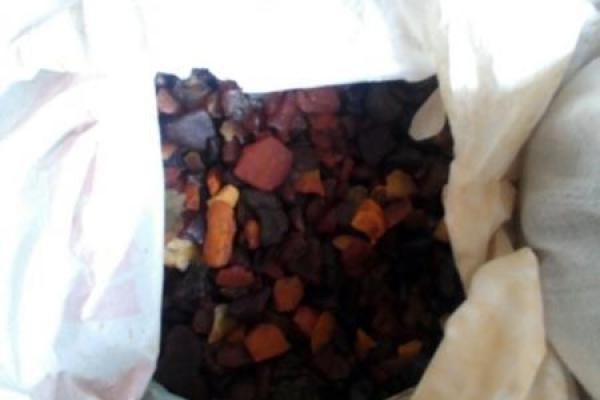 В Луцке во время обысков полиция изъяла около 400 кг янтаря и станки для его обработки В Луцке во время обысков полиция изъяла около 400 кг янтаря и станки для его обработки