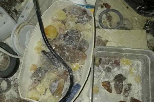 В Луцке во время обысков полиция изъяла около 400 кг янтаря и станки для его обработки В Луцке во время обысков полиция изъяла около 400 кг янтаря и станки для его обработки