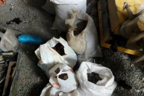 В Луцке во время обысков полиция изъяла около 400 кг янтаря и станки для его обработки В Луцке во время обысков полиция изъяла около 400 кг янтаря и станки для его обработки