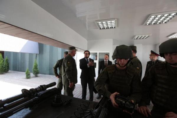 Глава Представительства НАТО в Украине посетил Академию Нацгвардии Украины