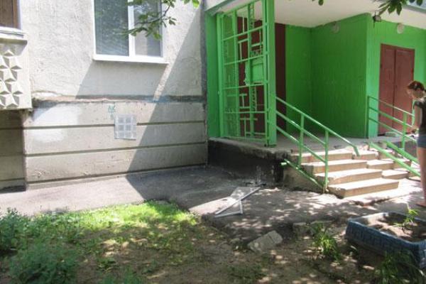 В Харькове годовалая девочка выпала из окна квартиры 4-го этажа  В Харькове годовалая девочка выпала из окна квартиры 4-го этажа