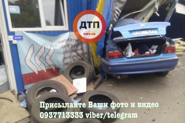 В Киеве пьяный водитель на "BMW" снес автомойку и убил человека В Киеве пьяный водитель на "BMW" снес автомойку и убил человека