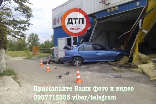 В Киеве пьяный водитель на "BMW" снес автомойку и убил человека В Киеве пьяный водитель на "BMW" снес автомойку и убил человека