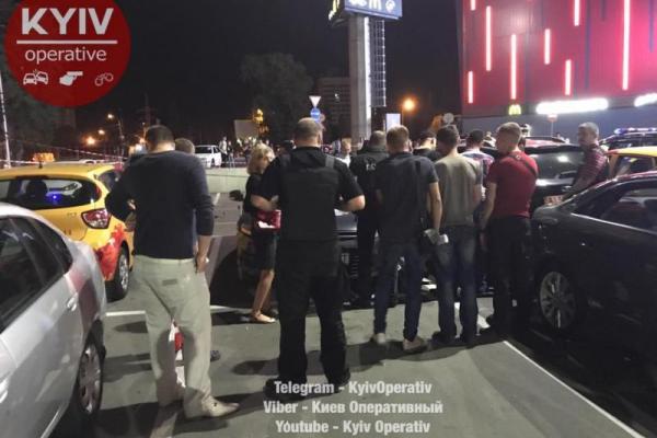 Убийство в Киеве: на парковке ТРЦ "Проспект" расстреляли мужчину Убийство в Киеве: на парковке ТРЦ "Проспект" расстреляли мужчину