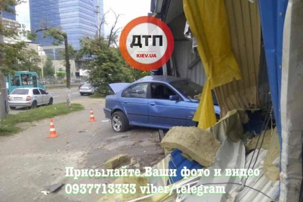 В Киеве пьяный водитель на "BMW" снес автомойку и убил человека В Киеве пьяный водитель на "BMW" снес автомойку и убил человека