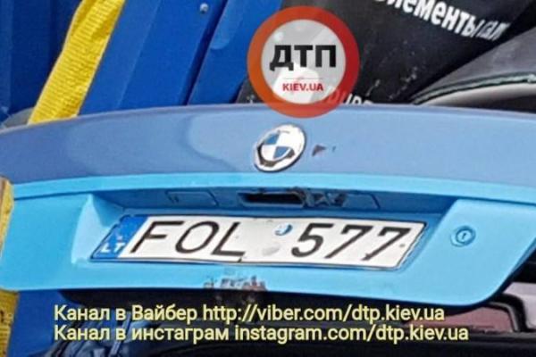 В Киеве пьяный водитель на "BMW" снес автомойку и убил человека В Киеве пьяный водитель на "BMW" снес автомойку и убил человека