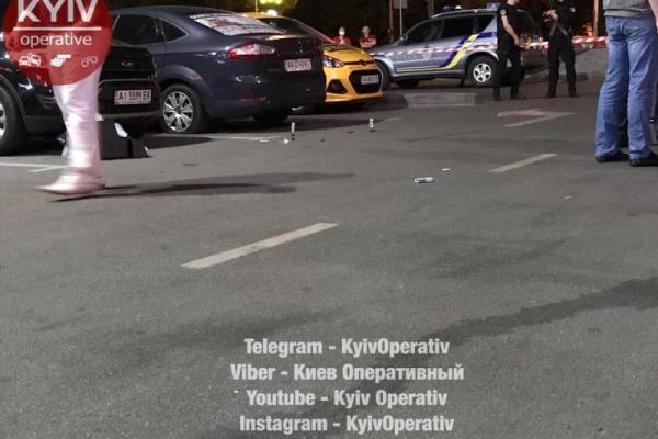 Убийство в Киеве: на парковке ТРЦ "Проспект" расстреляли мужчину Убийство в Киеве: на парковке ТРЦ "Проспект" расстреляли мужчину