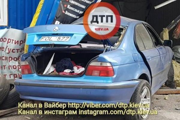 В Киеве пьяный водитель на "BMW" снес автомойку и убил человека В Киеве пьяный водитель на "BMW" снес автомойку и убил человека