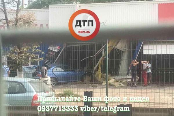 В Киеве пьяный водитель на "BMW" снес автомойку и убил человека В Киеве пьяный водитель на "BMW" снес автомойку и убил человека