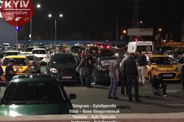 Убийство в Киеве: на парковке ТРЦ "Проспект" расстреляли мужчину Убийство в Киеве: на парковке ТРЦ "Проспект" расстреляли мужчину