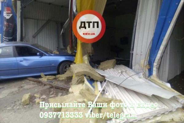 В Киеве пьяный водитель на "BMW" снес автомойку и убил человека В Киеве пьяный водитель на "BMW" снес автомойку и убил человека