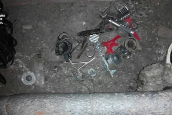 Во Львове подозреваемый в краже застрял в вентиляции, пытаясь убежать от полиции Во Львове подозреваемый в краже застрял в вентиляции, пытаясь убежать от полиции