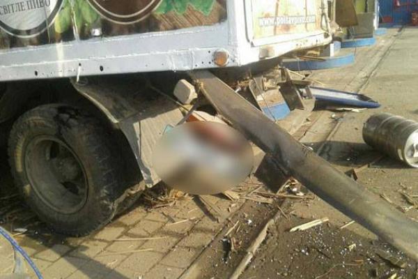 В Полтавской области на АЗС взорвался газовый баллон на грузовике "ГАЗ-53" В Полтавской области на АЗС взорвался газовый баллон на грузовике "ГАЗ-53"