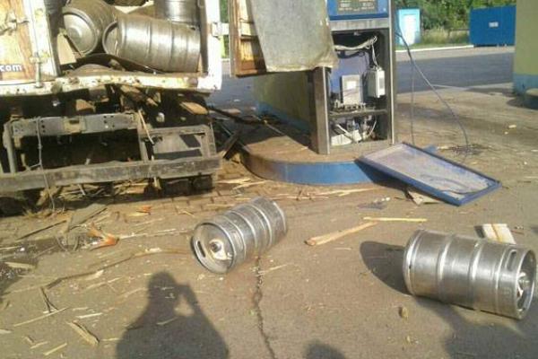 В Полтавской области на АЗС взорвался газовый баллон на грузовике "ГАЗ-53" В Полтавской области на АЗС взорвался газовый баллон на грузовике "ГАЗ-53"