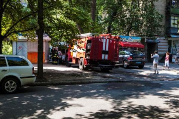 В Днепре взорвался автомобиль: пострадала женщина-водитель В Днепре взорвался автомобиль: пострадала женщина-водитель