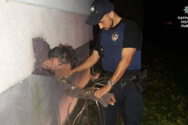 Во Львове подозреваемый в краже застрял в вентиляции, пытаясь убежать от полиции Во Львове подозреваемый в краже застрял в вентиляции, пытаясь убежать от полиции