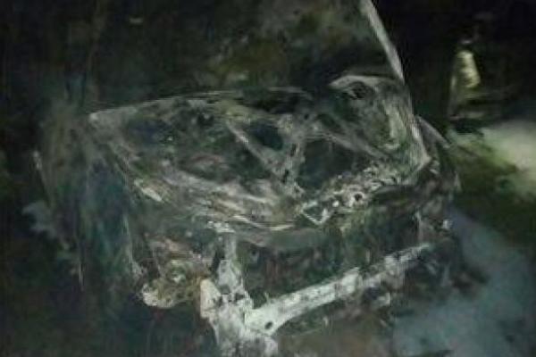 На Ровенщине сгорели два внедорожника: полиция проверяет версию поджога На Ровенщине сгорели два внедорожника: полиция проверяет версию поджога