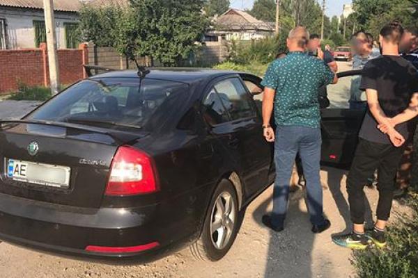 В Днепре офицера полиции задержали на взятке и с пакетом прекурсоров